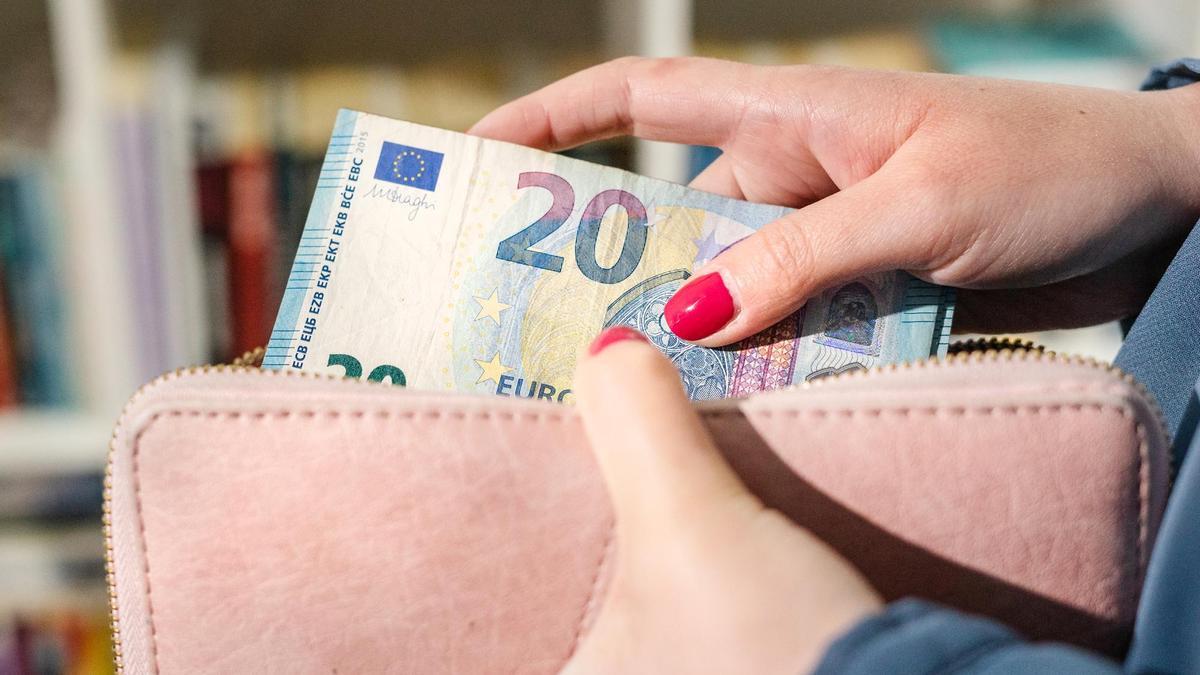 El pago en efectivo sigue siendo el preferido por pequeños empresarios.