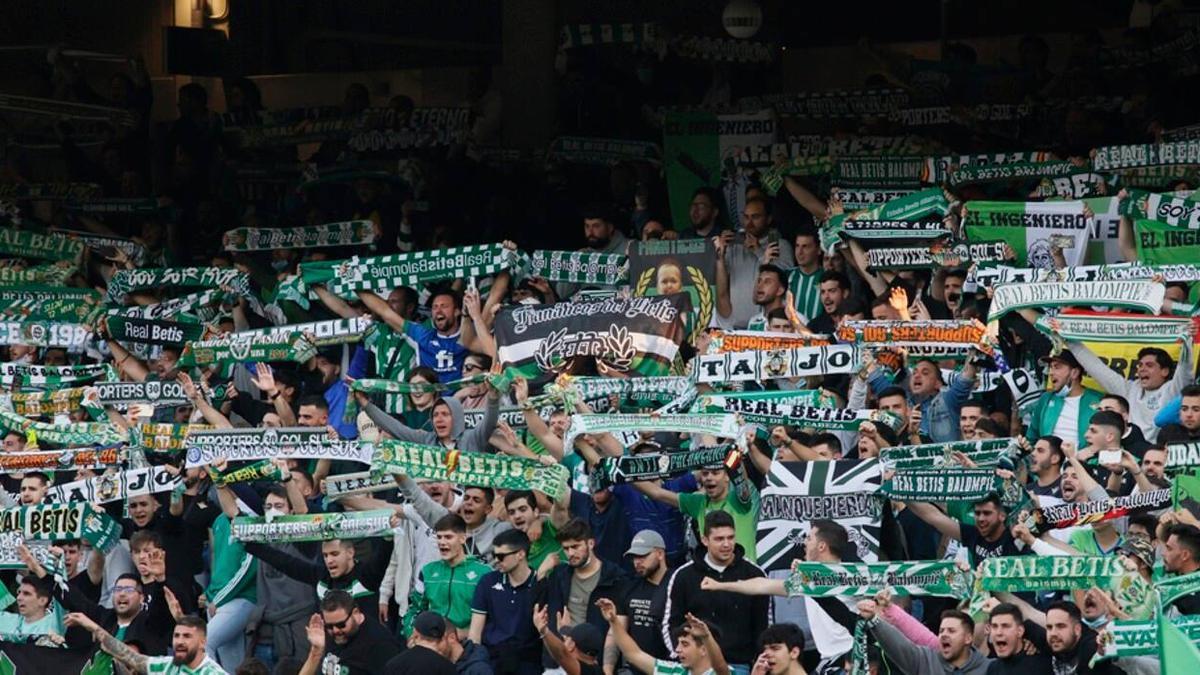 Aficionados del Betis, durante un partido en el Benito Villamarín. / N.G.