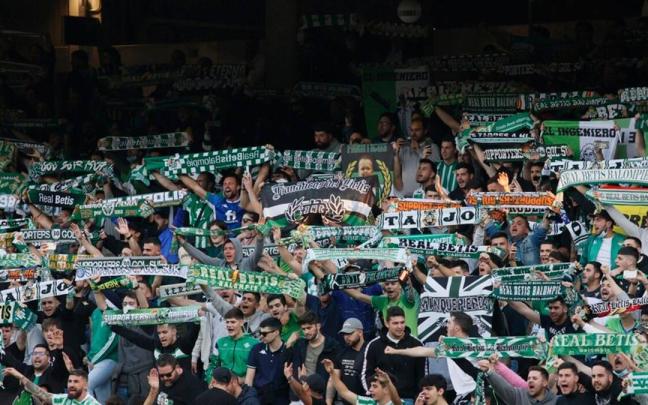 Aficionados del Betis, durante un partido en el Benito Villamarín. / N.G.
