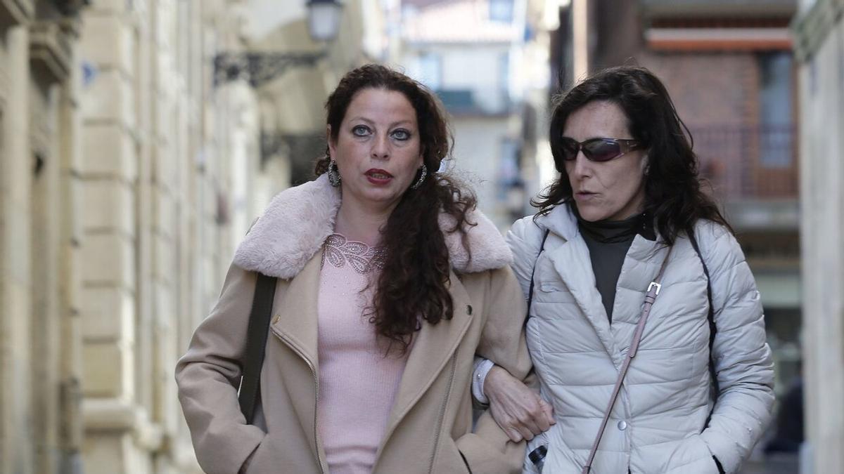 Fátima Hacine-Bacha (izquierda), acompañada por una amiga días después del asesinato de su hijo Santi Coca
