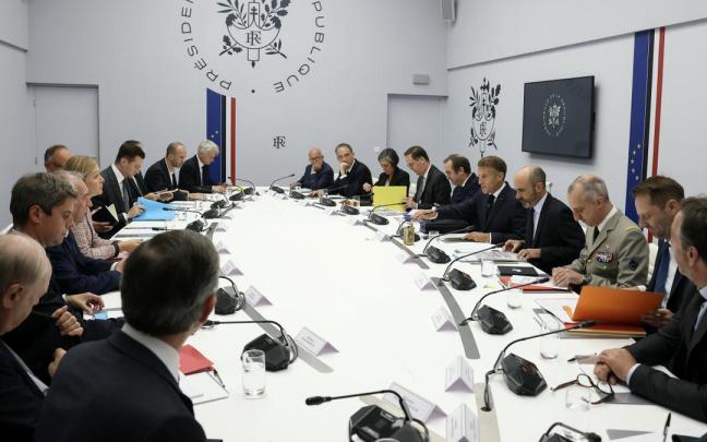 Macron durante la reunión que ha mantenido en el Elíseo con los jefes de los principales partidos políticos galos.