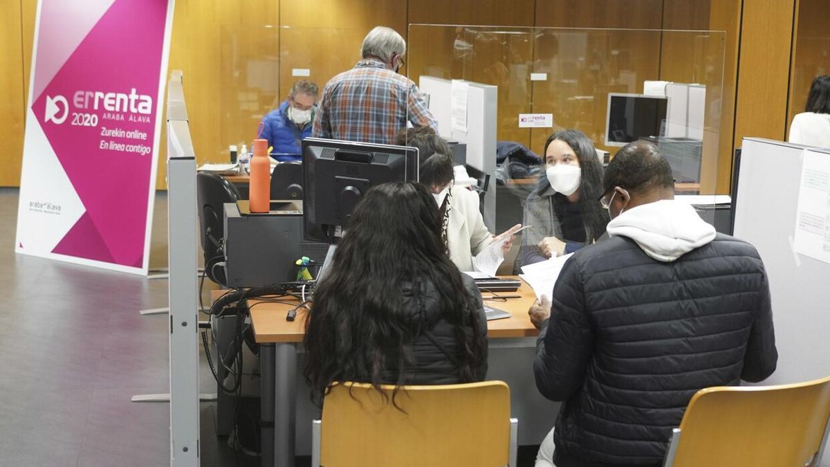 Personas haciendo la declaración de la renta en la oficina de la Hacienda alavesa