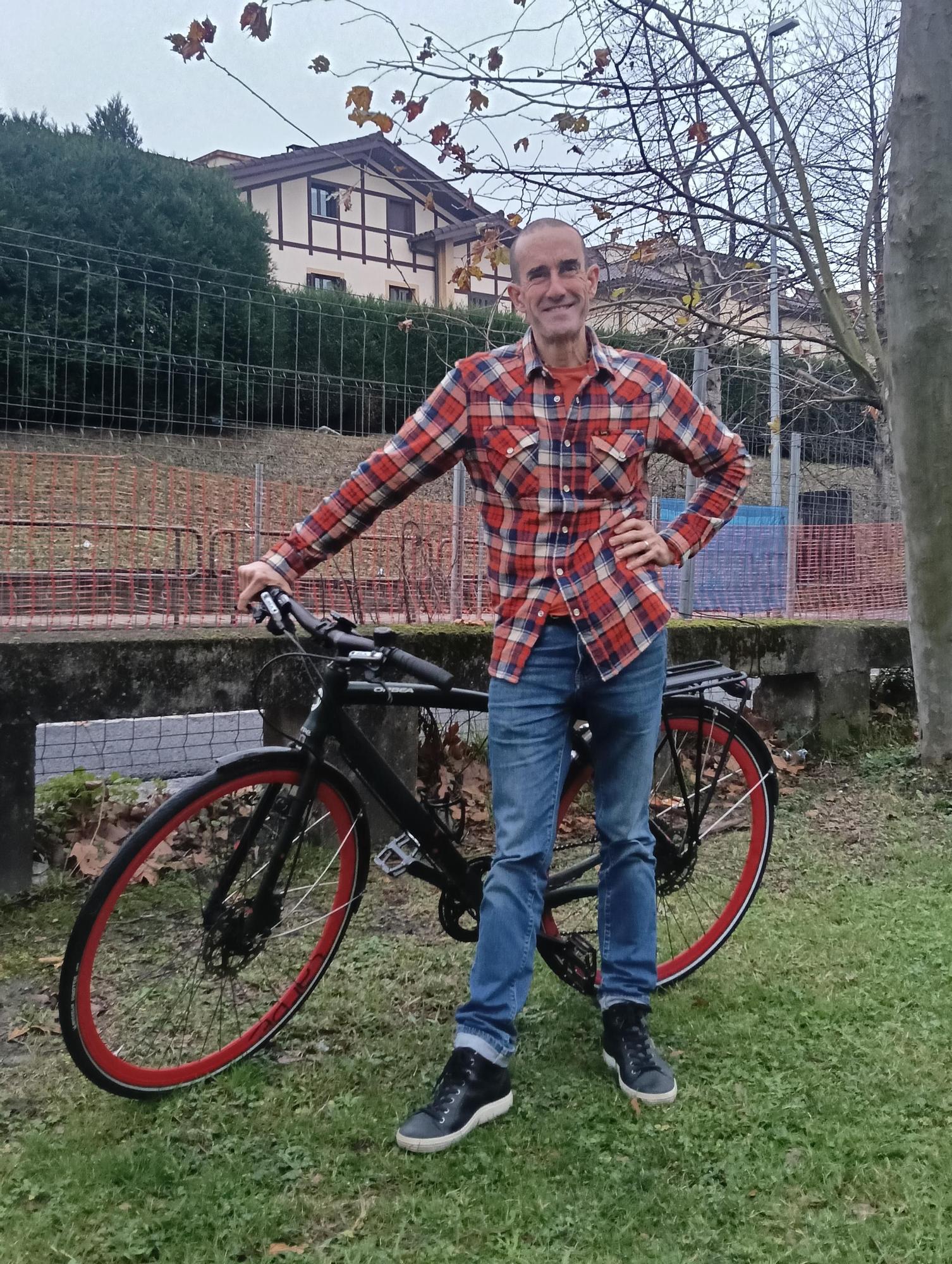 Iñaki Astudillo, en el interior del local Café Irun de la ciudad fronteriza, admite que echa de menos poder viajar a Etiopía.