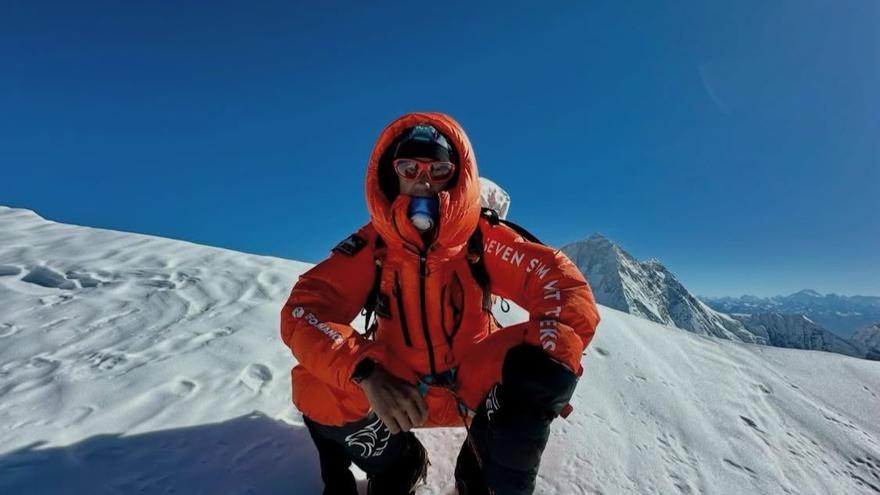 Lur Uribarren posa en el Baruntse (7.129 m) , en 2025.