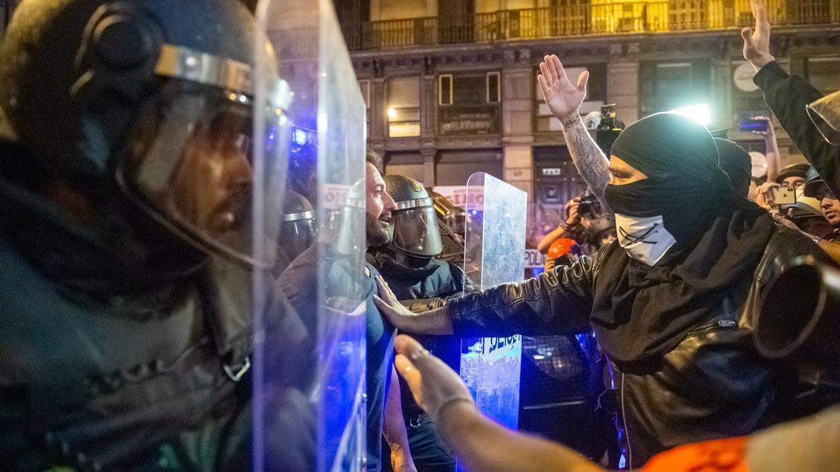 Los Mossos intervienen contra los manifestantes en la sexta jornada de protestas en Barcelona contra la sentencia del Supremo por el 'procés', 19 de octubre de 2019.