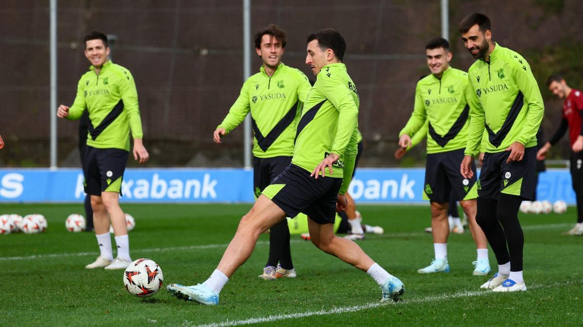 Mikel Oyarzabal, Brais Méndez, Ander Barrenetxea, Álvaro Odriozola e Igor Zubeldia sonríen en el entrenamiento de ayer. / R.S.