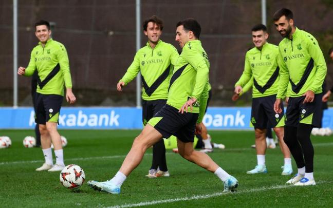 Mikel Oyarzabal, Brais Méndez, Ander Barrenetxea, Álvaro Odriozola e Igor Zubeldia sonríen en el entrenamiento de ayer. / R.S.