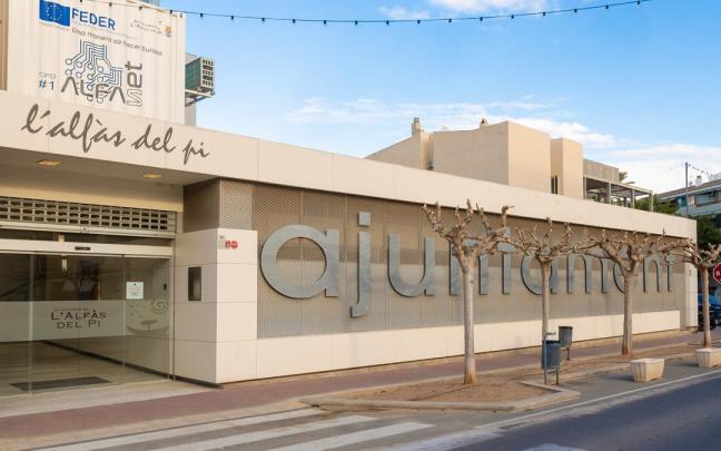 Alfàs del Pi decreta tres días de luto por el asesinato machista de una vecina a manos de su pareja.