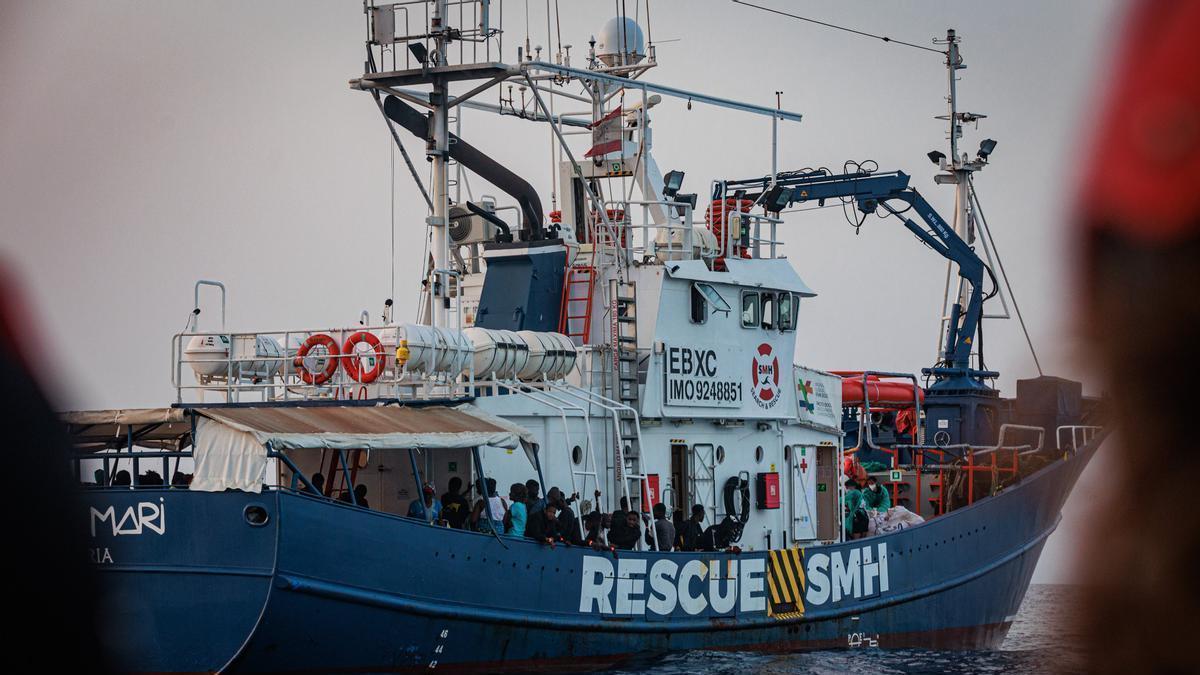 La embarcación rescatada se encontraba a la deriva al suroeste de la isla italiana de Lampedusa.
