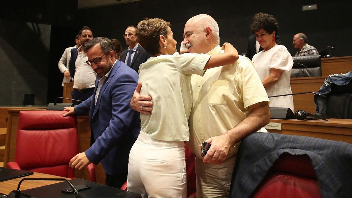 Chivite abraza a José María Aierdi, durante la votación de la líder socialista como presidenta del Gobierno