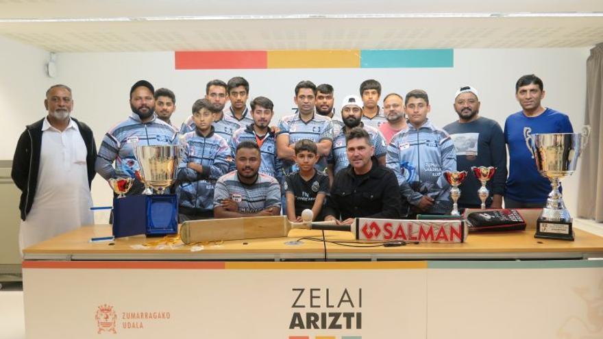 Los jugadores del equipo Zumarraga Sharks, con el alcalde.