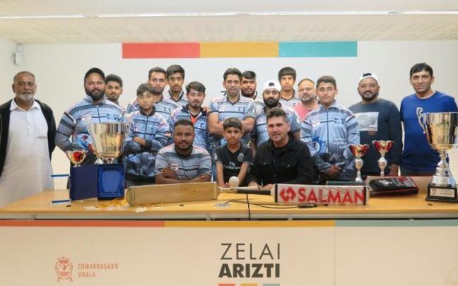 Los jugadores del equipo Zumarraga Sharks, con el alcalde.