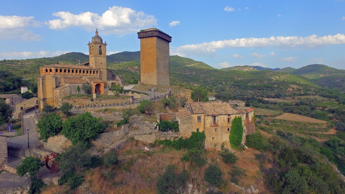La torre de Abizanda y la iglesia compiten en altura.