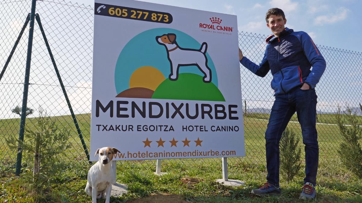 Javier Senar junto al cartel del hotel canino.