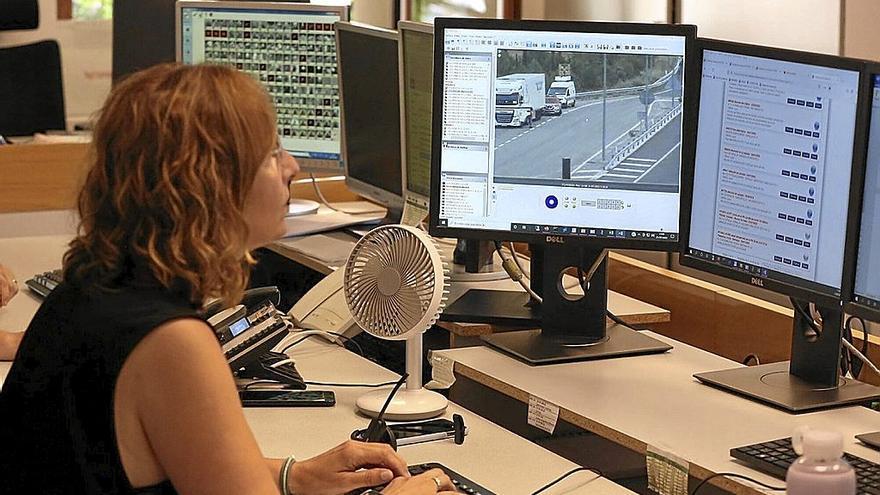 Una trabajadora no quita ojo de la pantalla, en busca de algún tipo de incidencia que solucionar.