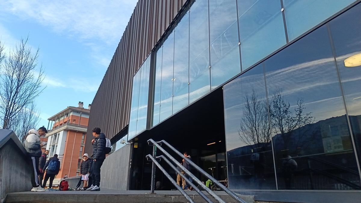 Un momento del desalojo de usuarios esta mañana tras la fuga de gas.