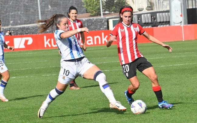 Nerea Eizagirre, autora del gol, en un lance del derbi. / OSKAR GONZALEZ