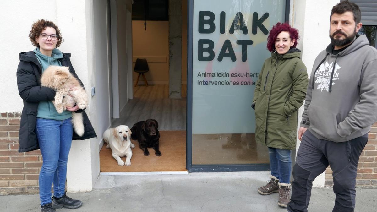 Nerea Gilabert, Josune Azpiroz y Josu Méndez en el exterior de la nueva sede de Biak Bat.