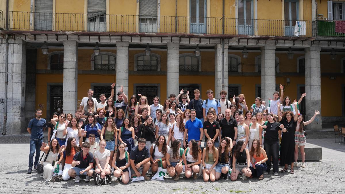 El lehendakari Imanol Pradales en Tolosa en un encuentro que ha reunido a cerca de 200 jóvenes de Euskadi y de la diáspora vasca.