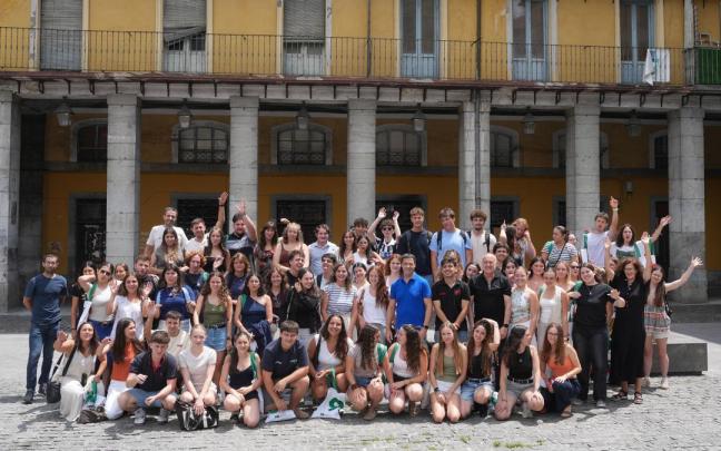 El lehendakari Imanol Pradales en Tolosa en un encuentro que ha reunido a cerca de 200 jóvenes de Euskadi y de la diáspora vasca.