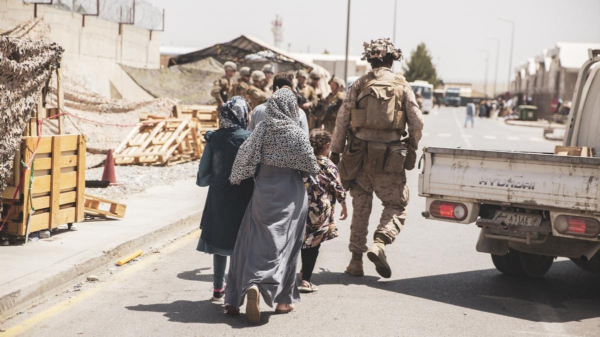 Niñas en Kabul siendo escoltadas por un militar estadounidense