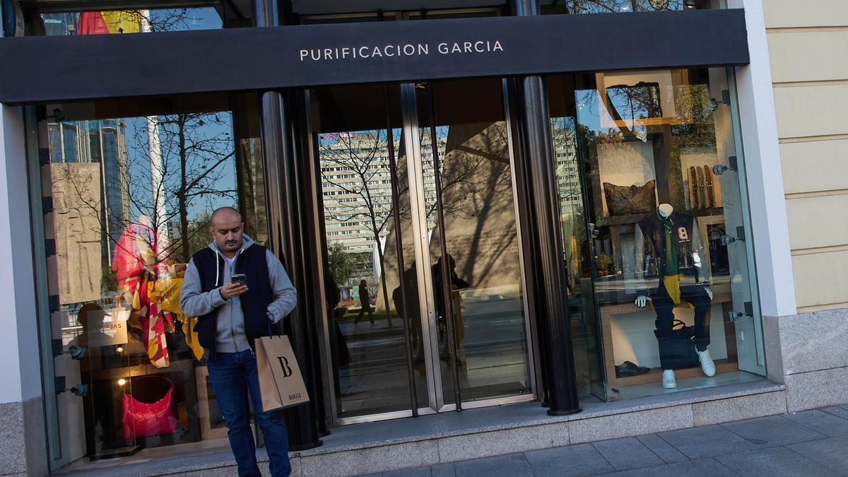 Fachada y escaparates de la tienda Purificación García