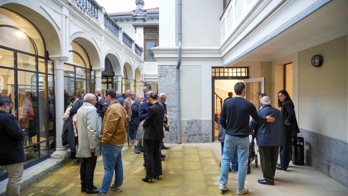 Vecinos de Laudio en el Palacio Lamuza tras culminar su rehabilitación