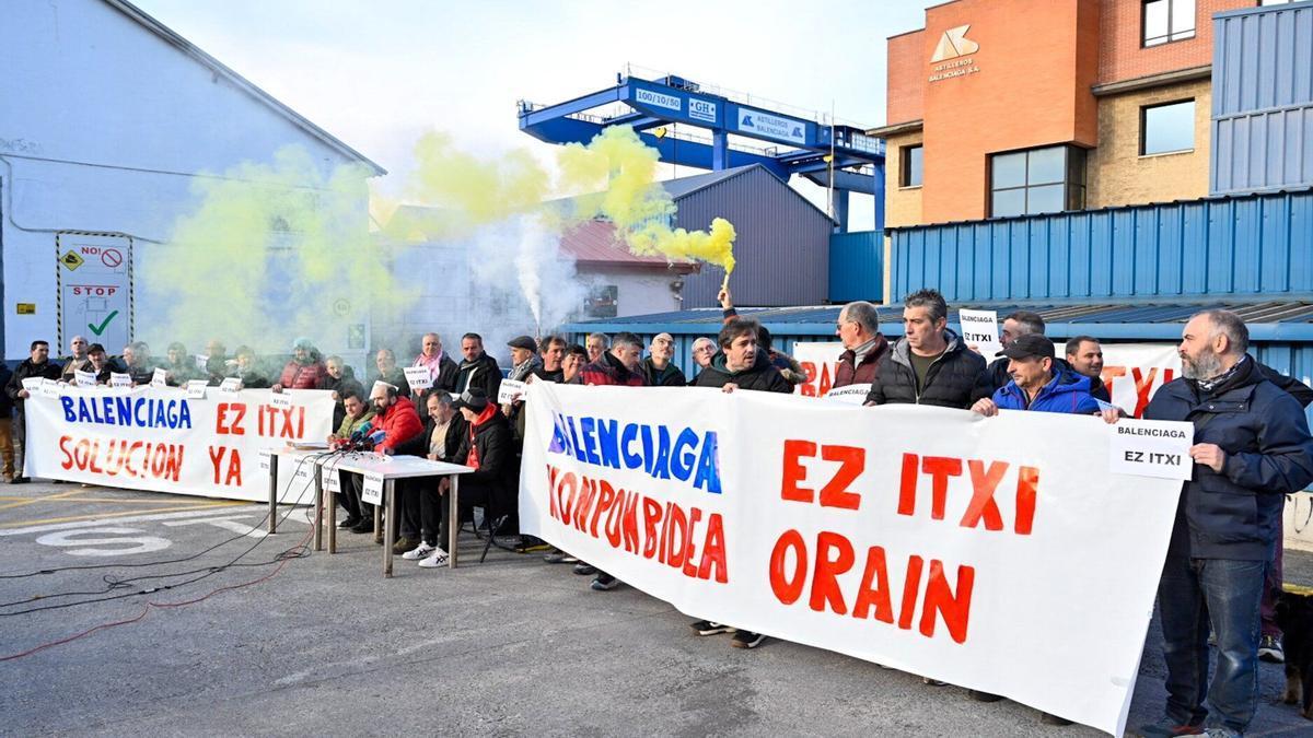 Concentración anterior de trabajadores de Astilleros Balenciaga en Zumaia / Arnaitz Rubio