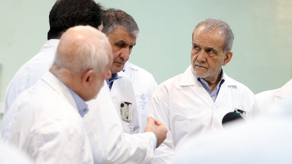 Pezeshkian, presidente de Irán, en el Centro Nacional del Sistema de Seguridad Nuclear.