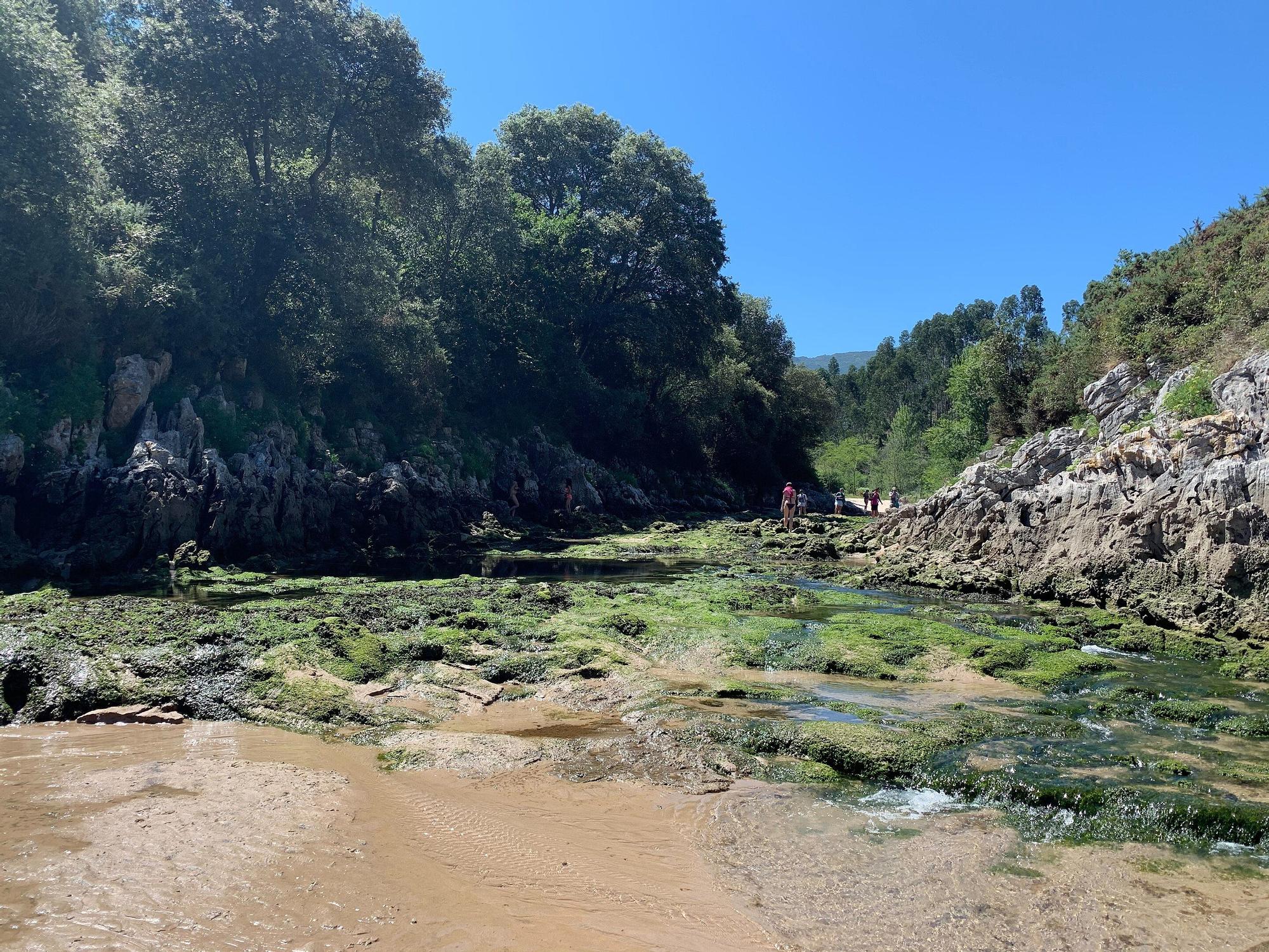 La pequeña y escondida playa de Guadamía, en la desembocadura del río Aguadamía.