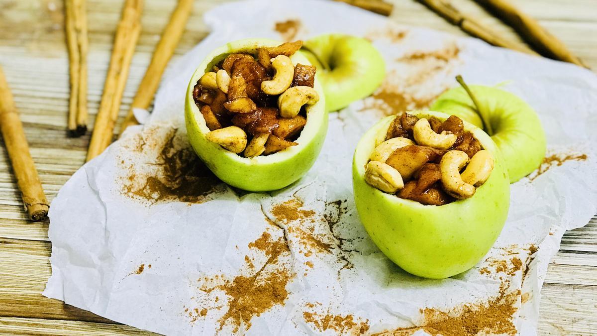 Manzanas rellenas de compota y frutos secos, un postre muy original.