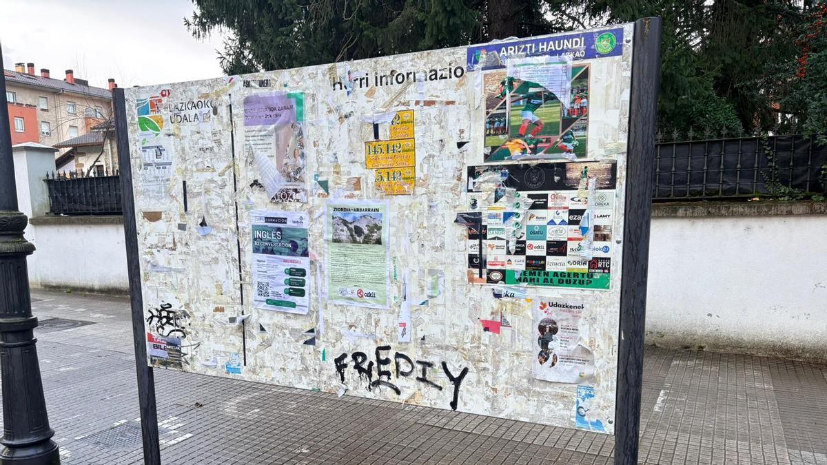 Un panel donde colocar carteles en Lazkao.