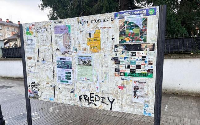Un panel donde colocar carteles en Lazkao.