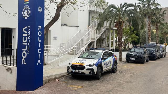 Vehículos de la Policía Local de Níjar (Almería) junto a la jefatura del cuerpo municipal.