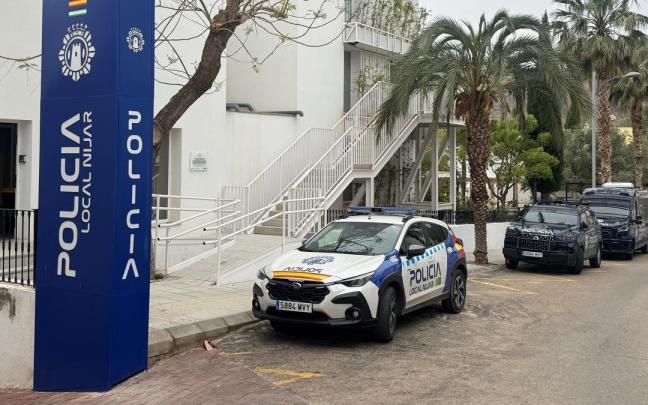 Vehículos de la Policía Local de Níjar (Almería) junto a la jefatura del cuerpo municipal.