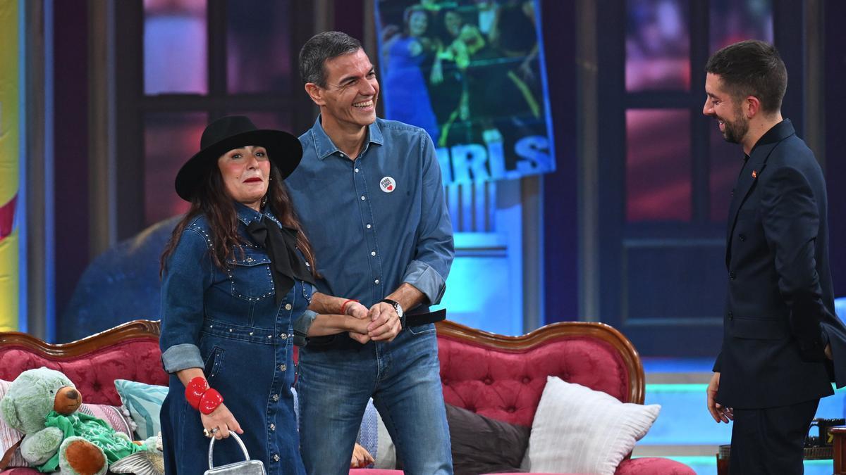 Pedro Sánchez con Candela Peña en 'La Revuelta'.