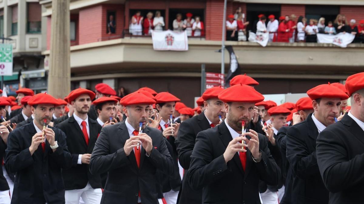 Una de las compañías del Alarde Tradicional de Irun durante el desfile matutino del 30 de junio.