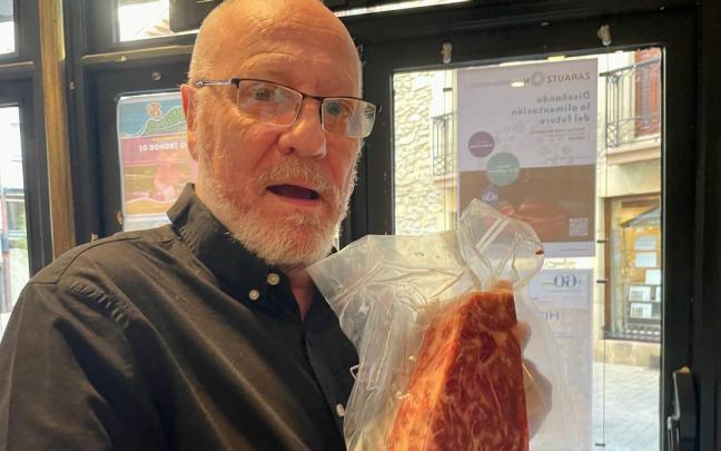 Patxi Larumbe posa con la chuleta creada en una impresora 3D.