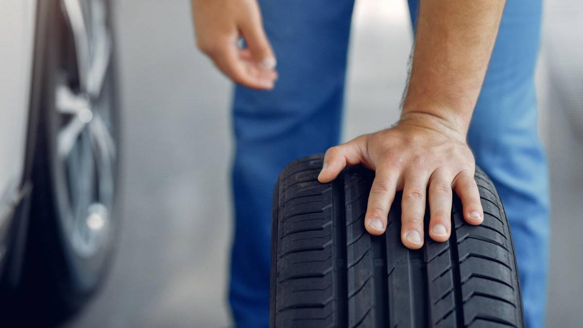 La letra en tus neumáticos que te dice la velocidad máxima a la que puedes conducir