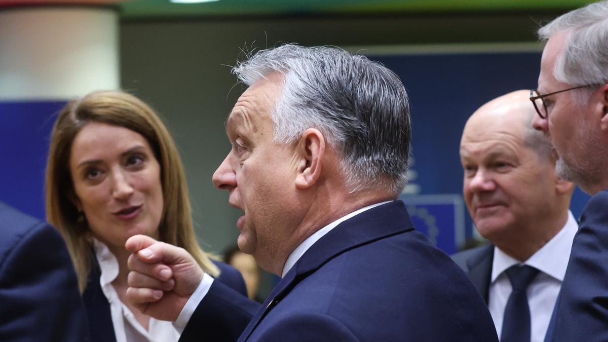 El primer ministro húngaro, Viktor Orbán, rodeado de otros mandatarios europeos y de la presidenta del Parlamento europeo, Roberta Metsola.