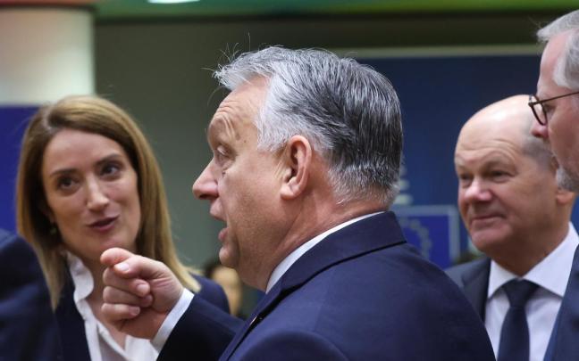 El primer ministro húngaro, Viktor Orbán, rodeado de otros mandatarios europeos y de la presidenta del Parlamento europeo, Roberta Metsola. / OLIVIER HOSLET El primer ministro húngaro, Viktor Orbán, rodeado de otros mandatarios europeos y de la presidenta del Parlamento europeo, Roberta Metsola.