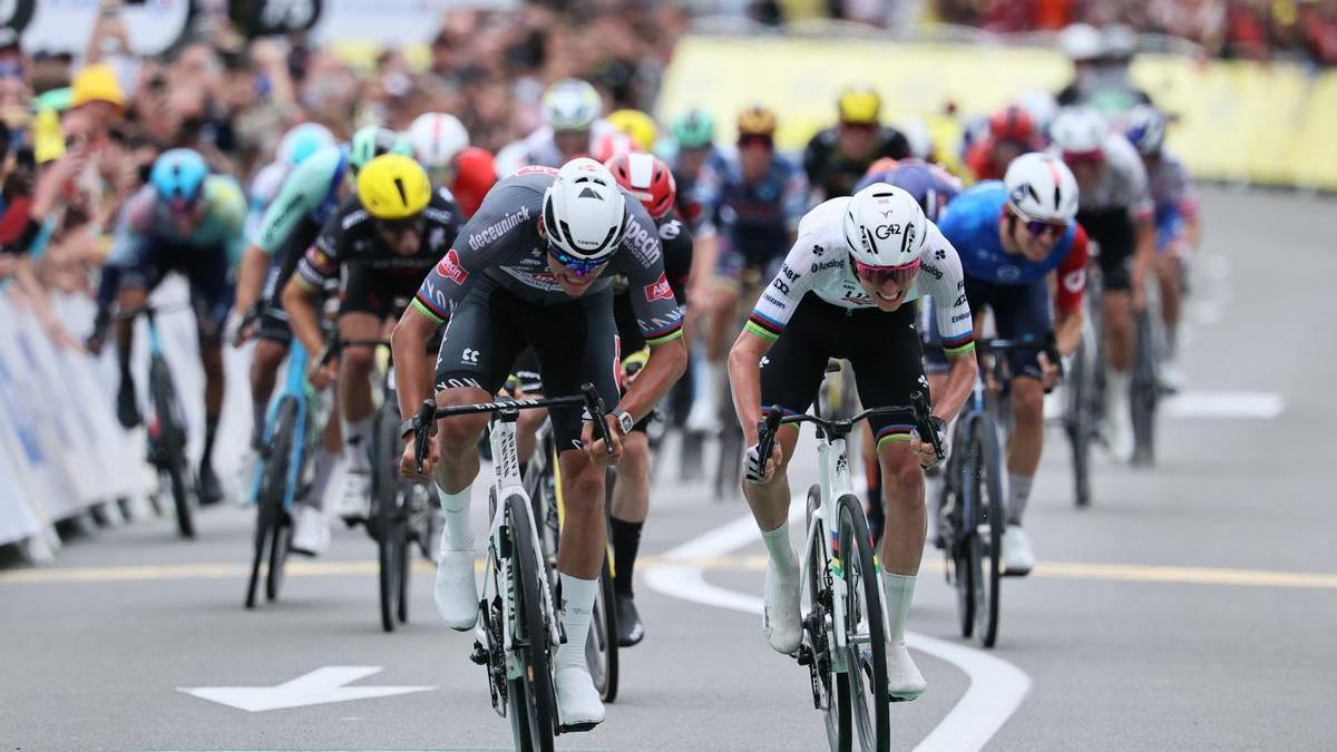 Van der Poel, vencedor, esprinta contra Pogacar por la victoria.