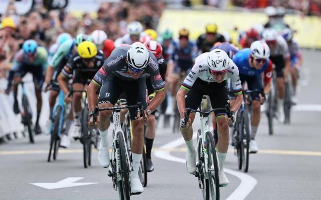 Van der Poel, vencedor, esprinta contra Pogacar por la victoria.