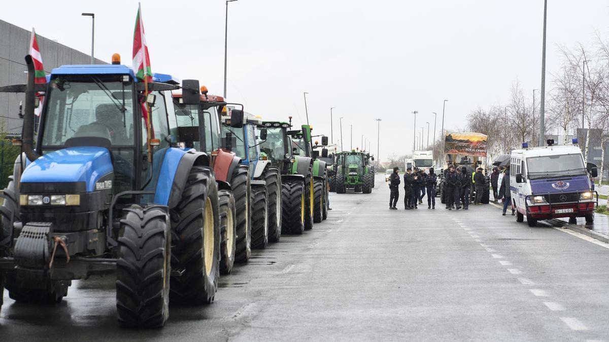 Los tractores ocuparon un carril en el polígono Júndiz de Gasteiz.