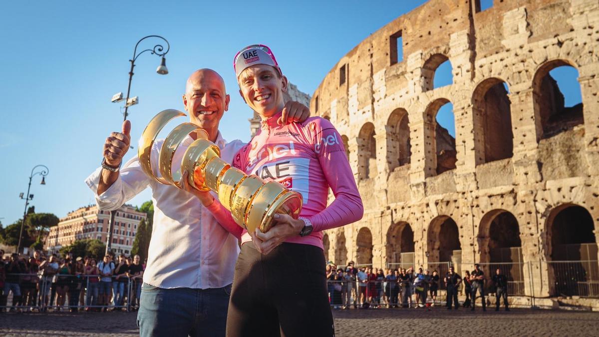 Josean Fernández, Matxin, festeja con Tadej Pogacar la conquista del Giro.