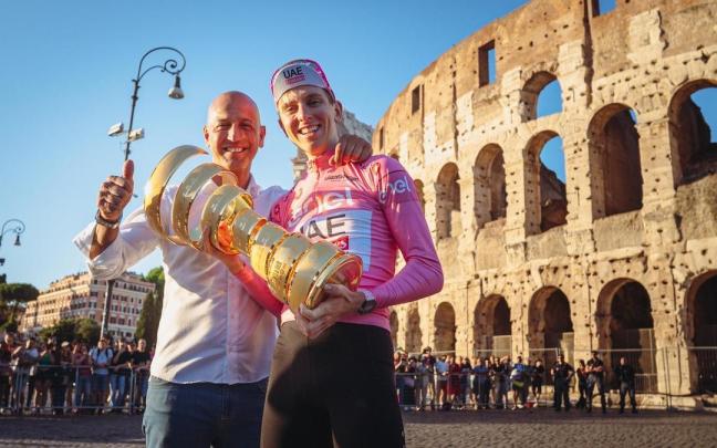 Josean Fernández, Matxin, festeja con Tadej Pogacar la conquista del Giro. / UAE / Sprint Cycling Josean Fernández, Matxin, festeja con Tadej Pogacar la conquista del Giro.