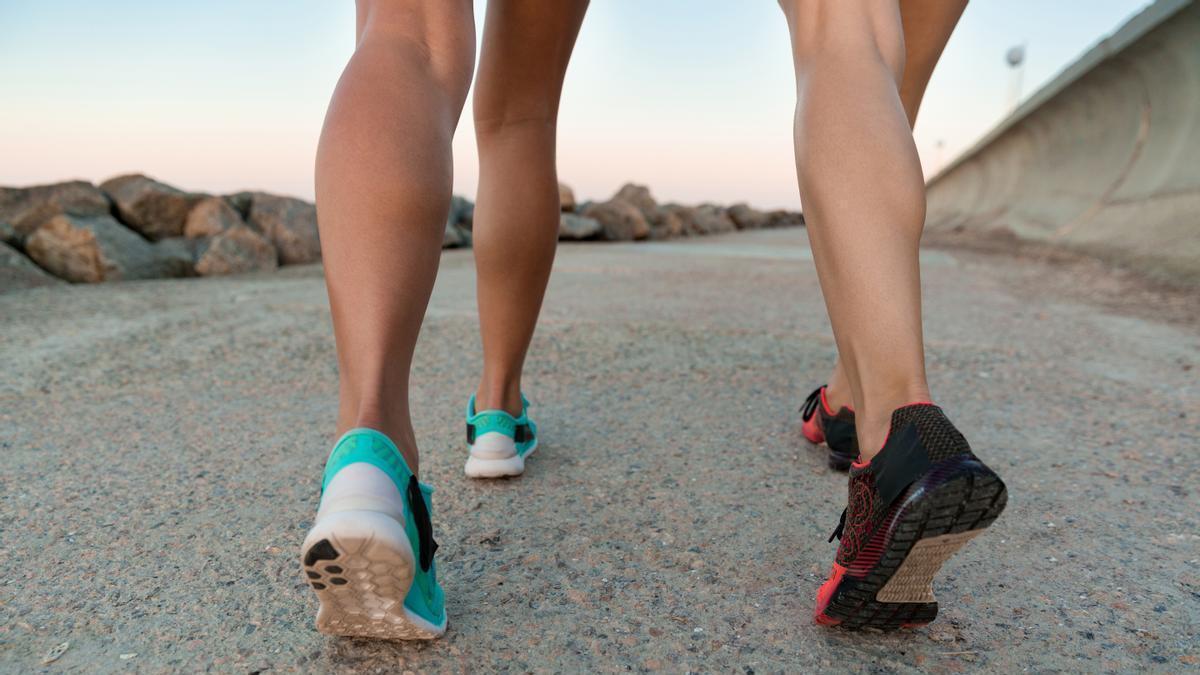 Zapatillas de deporte de dos mujeres mientras caminan