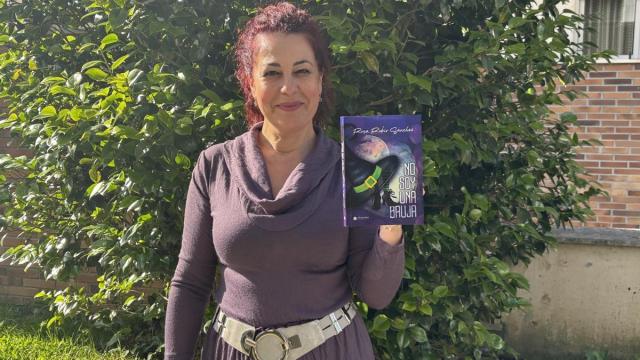 Rosa Rubio posa con su quinta novela, ‘No soy una bruja’, que presentó el pasado jueves en la biblioteca CBA de Irun / A.M.S. Rosa Rubio posa con su quinta novela, ‘No soy una bruja’, que presentó el pasado jueves en la biblioteca CBA de Irun