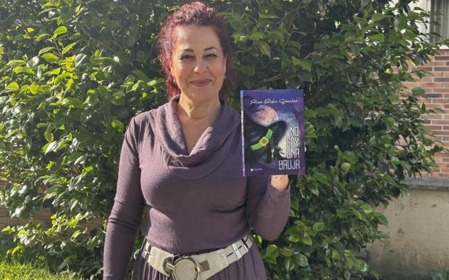 Rosa Rubio posa con su quinta novela, ‘No soy una bruja’, que presentó el pasado jueves en la biblioteca CBA de Irun