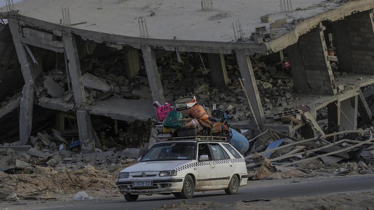 Desplazados gazatíes abandonan Rafah.